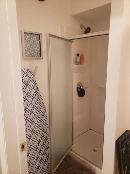 Entire 2-Bed Private Apt - Ewr/Nyc/Outlet Mall Ньюарк Екстер'єр фото