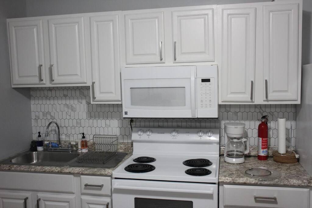 Entire 2-Bed Private Apt - Ewr/Nyc/Outlet Mall Ньюарк Екстер'єр фото